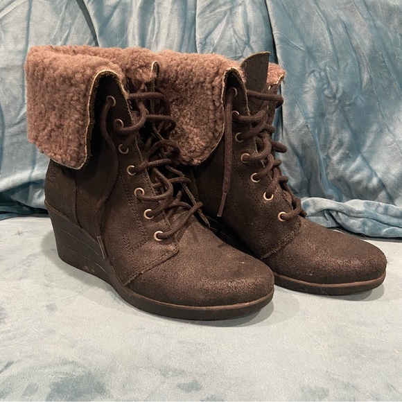 Ugg Zea Shearling Wedge Boots - Picture 1 of 8